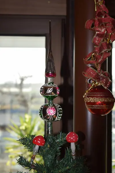 Süslemeleri ve süslemeleri olan Noel ağacı