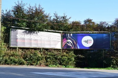 Pistteki Belçikalı pratisyen hekimi karşılamak için imzalar.