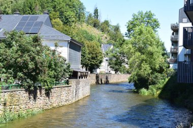 Duvarlar arasında kanal nehri