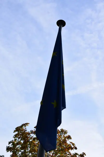 Mavi gökyüzü arka planında Avrupa Birliği bayrağı