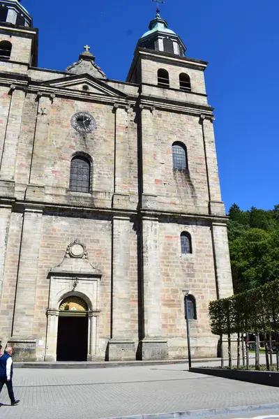 Malmedy 'nin eski belediye binası, önünde bayraklar var.