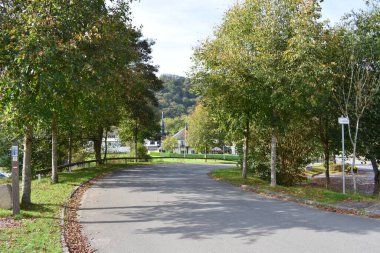 Belçika 'da küçük bir köye giden yol