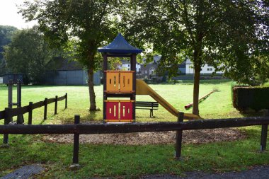Yazın parktaki çocuklar için oyun parkı