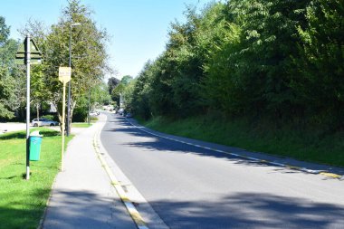 Belçika 'da bir park boyunca uzanan yol.