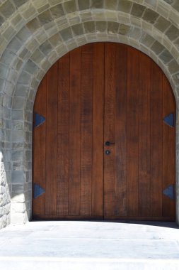 Taş bir binanın ahşap kapısı.