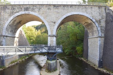 Belçika 'da çift kemerli köprü