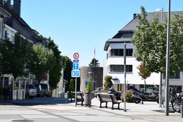 St. Vith, Belçika 'da yuvarlak şehir duvarları olan eski bir sokak.