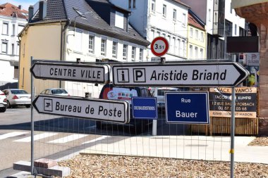 Fransa 'da bir çitin üzerinde yol işaretleri