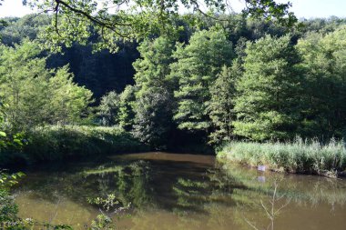 Sınırdaki küçük ayna göleti