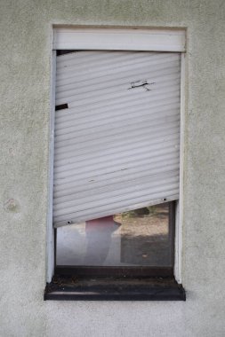Eski evin kapısı kapalı.