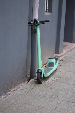 Sokakta elektrikli scooter.