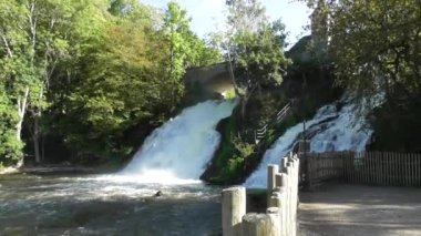 Dağlarda şelale, Belçika 'da Cascade de Coo sonbaharda