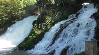 Ormanda güzel bir şelale, Belçika 'da Cascade de Coo