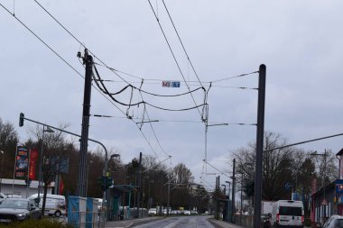 Tramvay yolun ortasında.