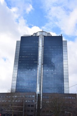 Şehirdeki yüksek yansımalı gökdelen