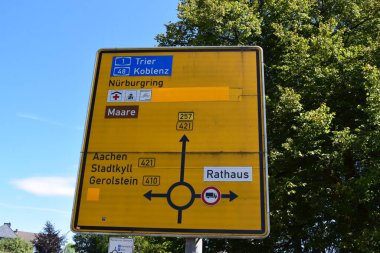 Bir trafik çemberindeki varış noktaları için trafik işareti