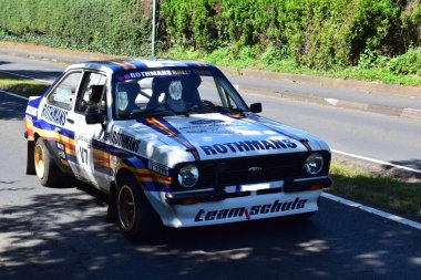 Halka açık bir sokakta klasik bir rali arabası.