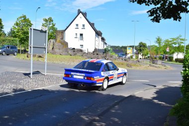 Klasik rali arabası şehir trafik çemberine giriyor.