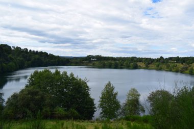Caldera gölü olan güzel bir manzara.
