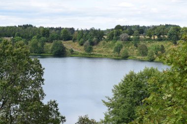 Güzel göl mavi gökyüzü ve ağaçlarla, Weinfelder Maar