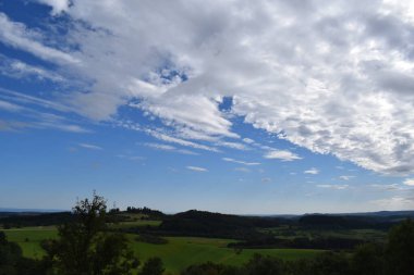 Bulutlu bir günde güzel bir manzara