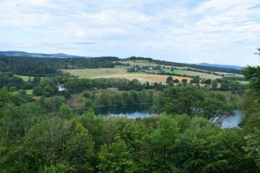 Eifel 'de Daun yakınlarındaki Totenmaar' a bak.