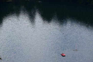 Volkan gölünde küçük bir tekne.