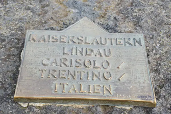 stock image viewing direction sign to Kaiserslautern, Lindau, Carisolo, Trentino, Italien