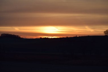 Dağlarda renkli günbatımı