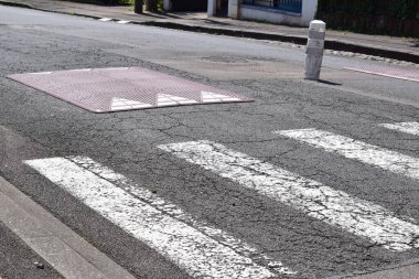 Hız azaltma tümseğiyle yaya geçidi