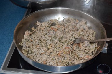 Kızarmış et ve biraz havuç ve biber.