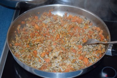 Havuçlu kıyma, makarna soslu kızartma.