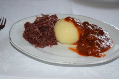 Gulaş ve kırmızı lahanalı patates köftesi.