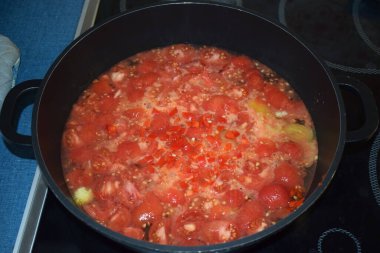 Makarna için tavada domates sosu