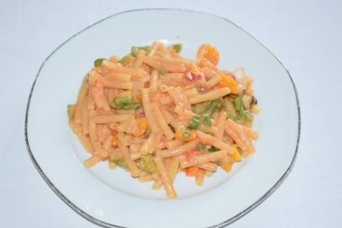 Beyaz arka planda makarna olan bir tabak. yüksek kaliteli fotoğraf