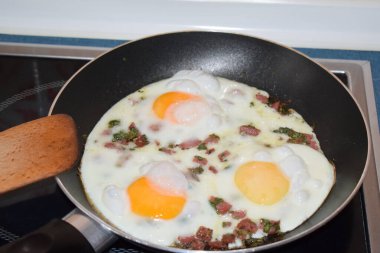 Tavada kızarmış yumurta.