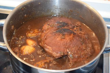 Kızartma tavasında rosto pişirmek..