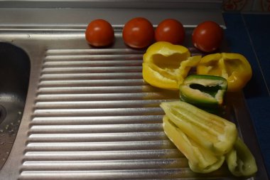 Bir kasede taze sebzeler