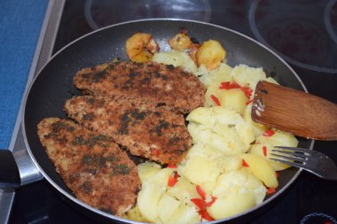 Balık ve sebzeli kızarmış patates.