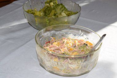 Kırmızı biber ve brokolili renkli salata.