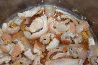 Kavanozda kızarmış domuz derisi.