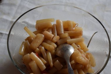 İspanyol salatası kasede.