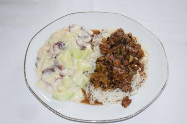 Pirinç ve salatalı jiroskoplar