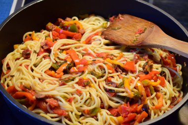 Tavada peynir ve sebzeli spagetti.