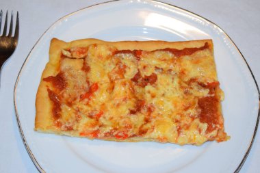 Domates soslu İtalyan pizzası.