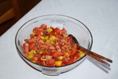 Kırmızı ve sarı domates salatası