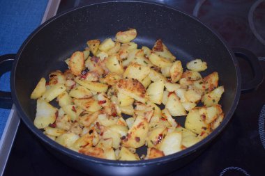 Tavada kızarmış patates ve sebze.