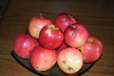 Cam bir tabakta kırmızı elmalar