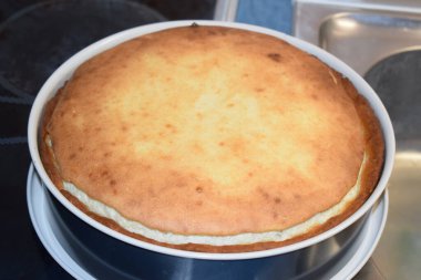 Lezzetli bir peynirli kekin kapağını kapat.