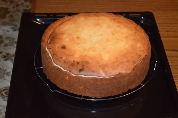 Lezzetli bir kekin dikey çekimi.